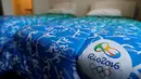 Tempat tidur Berlogo Olimpiade Rio 2016 berada di dalam kamar apartemen Olympic Village di Rio de Janeiro, Brasil (23/6). Brasil telah menyiapkan tempat penginapan mewah untuk para atlet selama mengikuti Olimpiade Brasil 2016. (REUTERS/Sergio Moraes)