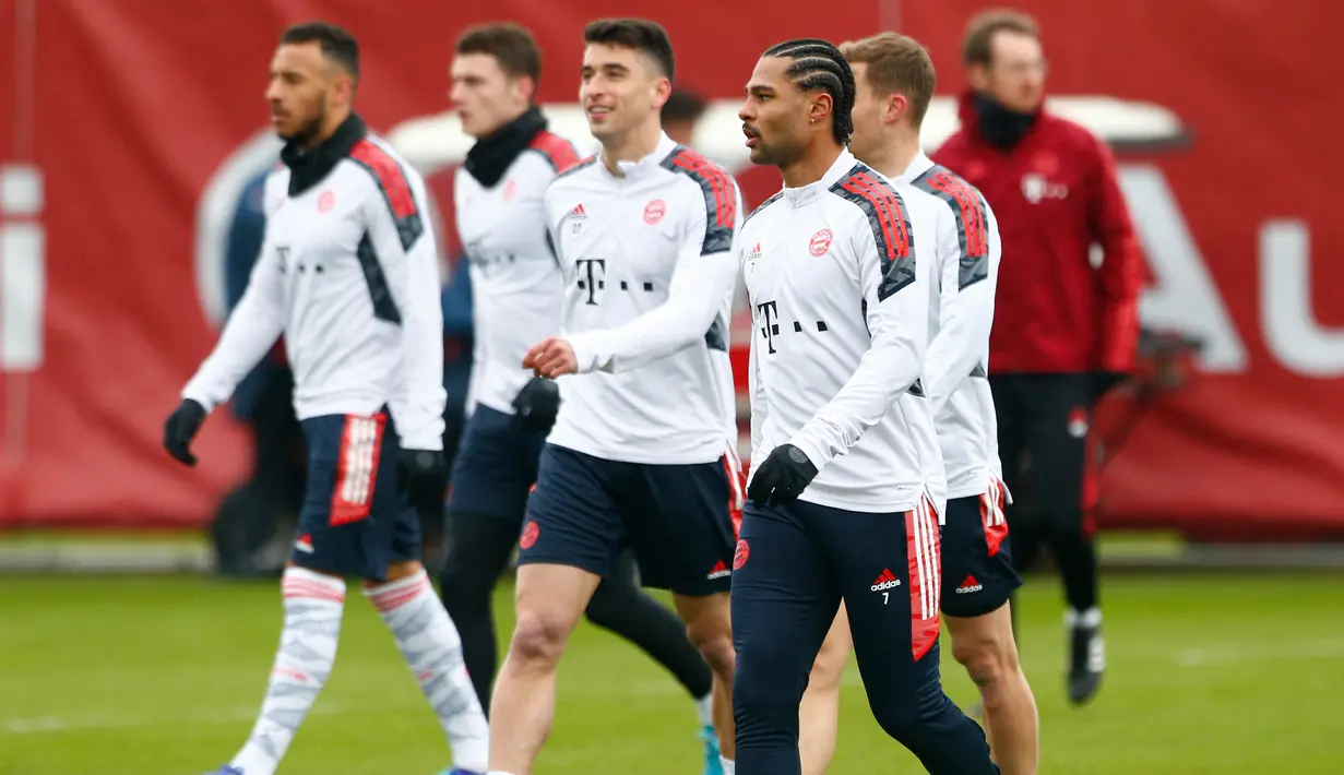 Para pemain Bayern Munchen termasuk gelandang Jerman Serge Gnabry (depan) ambil bagian dalam sesi latihan di Munich, 15 Februari 2022. Bayern Munchen akan melakoni laga tandang melawan RB Salzburg dalam leg pertama 16 besar Liga Champions, Kamis (17/2) dini hari WIB. (MICHAELA REHLE / AFP)