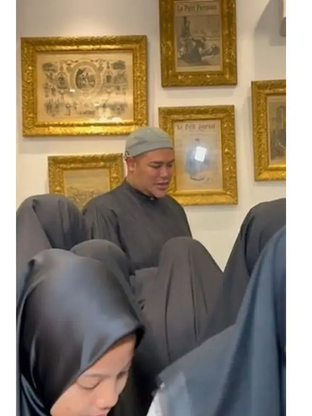 Gelar Pengajian, Ini 8 Potret Ivan Gunawan Pakai Gamis dan Peci yang Curi Perhatian