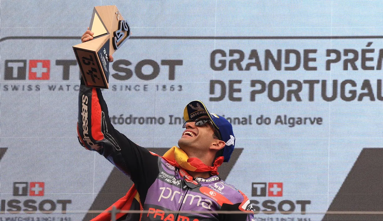 Pembalap Prima Pramac Ducati Racing, Jorge Martin mengangkat trofi saat merayakan kemenangannya di atas podium setelah memenangi balapan MotoGP Portugal di Sirkuit Internasional Algarve, Portimao, 24 Maret 2024. (PATRICIA DE MELO MOREIRA/AFP)