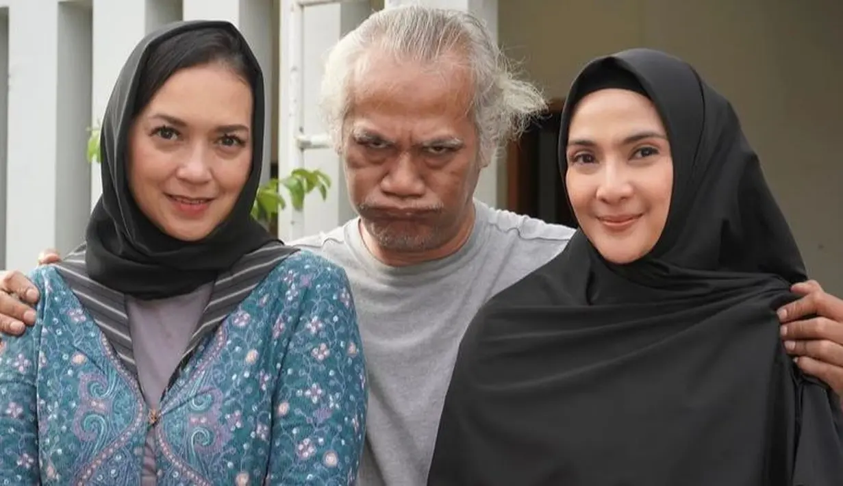 Baru-baru ini, penampilan Maudy Koesnaedi di sinetron Para Pencari Tuhan jilid 15 mencuri perhatian. Ibu satu anak ini tampil cantik mengenakan hijab syar’i. (Instagram/maudykoesnaedi).