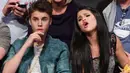 Tak jarang Selena pun terdistraksi atas pekerjaannya saat tengah bersama dengan Justin. (hit.com.au)