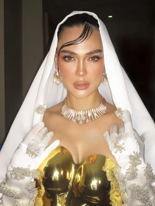 Beberapa foto pertama, Luna Maya mengunggah potret close up dirinya memamerkan makeup wet look yang bercahaya luar biasa. Foto: Instagram.