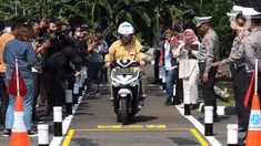 Warga melakukan simulasi uji praktek SIM C untuk sepeda motor di Satpas Polda Metro Jaya, Daan Mogot, Jakarta Jumat (4/8/2023). Korps Lalu Lintas (Korlantas) Polri resmi mengubah materi ujian praktek SIM C untuk sepeda motor  berupa angka 8 dan zig-zag. (merdeka.com/Imam Buhori)