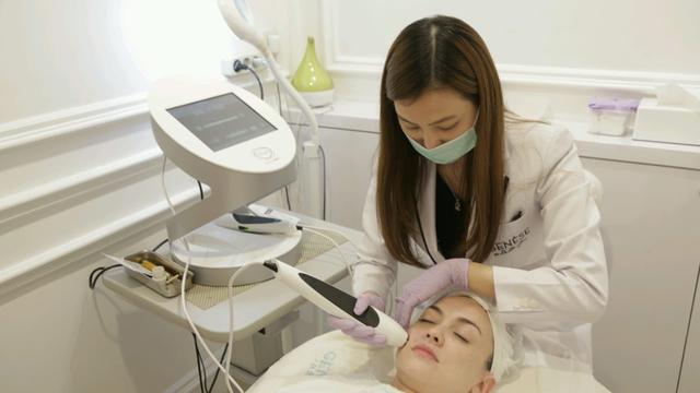 Rianti Cartwright dan dr. Yessi