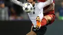 Pemain AS Roma Aleksandar Kolarov berusaha menghadang striker Liverpool Mohamed Salah saat perandingan pertanding semifinal Liga Champions di Stadion Olimpico, Roma (2/5). (AP/Alessandra Tarantino)