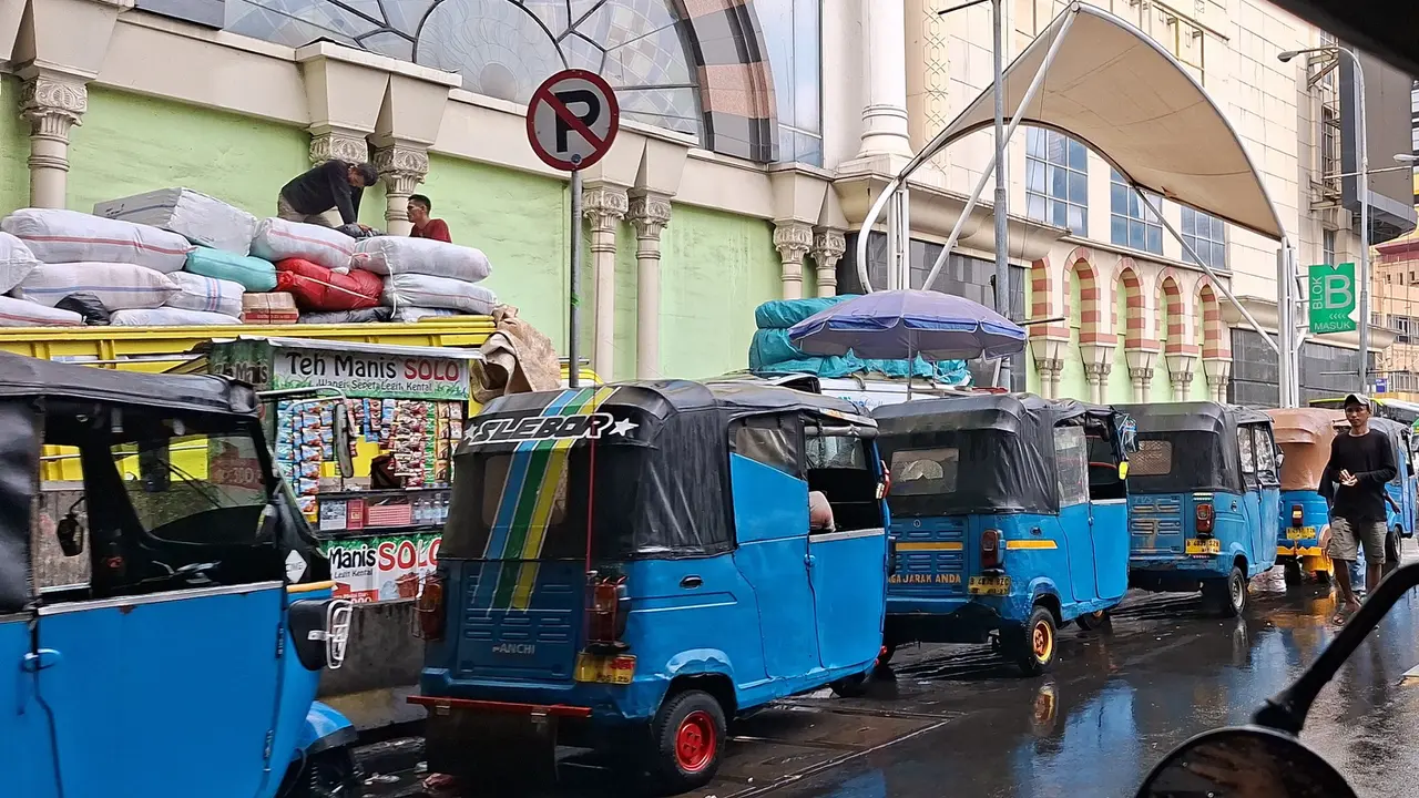 Sejumlah ruas jalan di Pasar Tanah Abang, Jakarta Pusat, masih dipenuhi sopir bajaj yang mangkal.