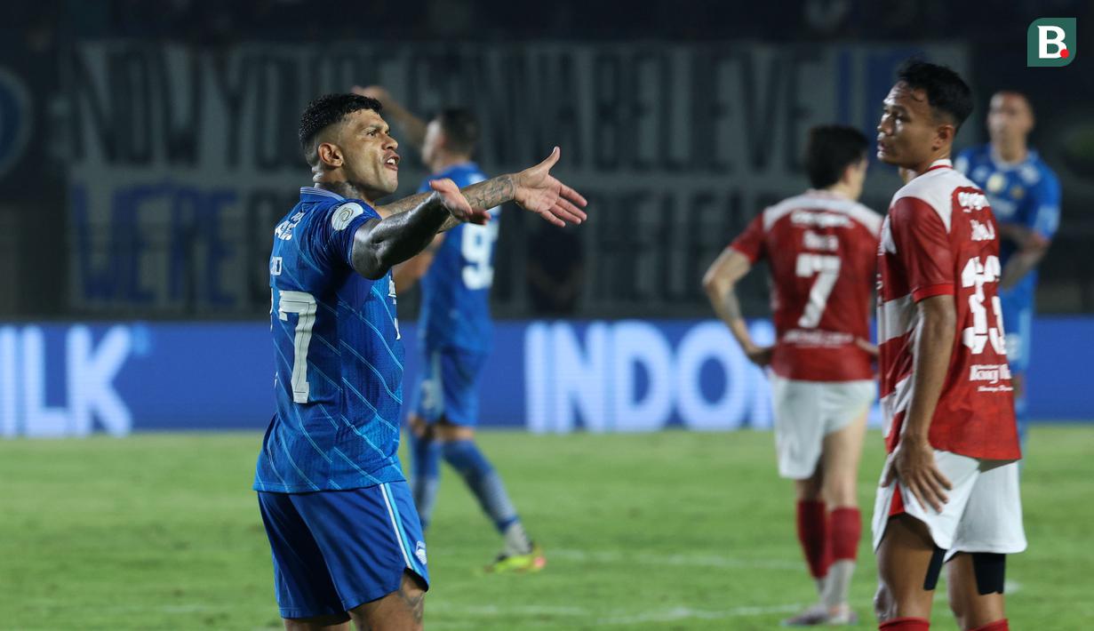 <p>Pemain Persib Bandung, Ciro Alves melakukan selebrasi setelah mencetak gol pertama timnya ke gawang Madura United pada laga leg 1 final Championship Series BRI Liga 1 2023/2024 antara Persib Bandung melawan Madura United di Stadion Si Jalak Harupat, Bandung, Minggu (26/05/2024). (Bola.com/M Iqbal Ichsan)</p>