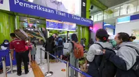 Calon penumpang kereta api tiba di Stasiun Gambir, Jakarta, Jumat (22/4/2022). Stasiun Gambir per Jumat (22/4/2022). Adapun Volume penumpang berangkat sebanyak 6.300 atau 41 persen dari total Tempat Duduk yang tersedia sebanyak 15.506. (Liputan6.com/Herman Zakharia)