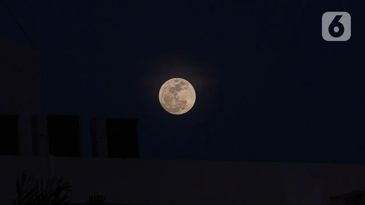 7 Potret Cantiknya Fenomena Blue Moon Bidikan Warganet