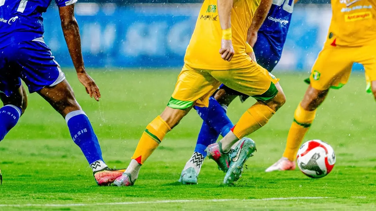 Persebaya Surabaya mengunggah momen krusial ketika kaki gelandangnya, Francisco Rivera, diinjak striker Persib Bandung, Uilliam Barros.