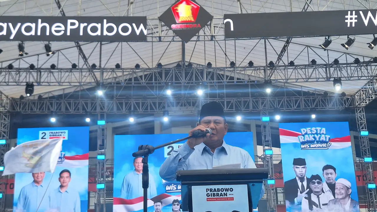 Calon presiden nomor urut dua Prabowo Subianto saat kampanye akbar di Stadion Gelora Delta Sidoarjo, Jawa Timur, Jumat (9/2/2024). (Liputan6.com/Lizsa Egaham)