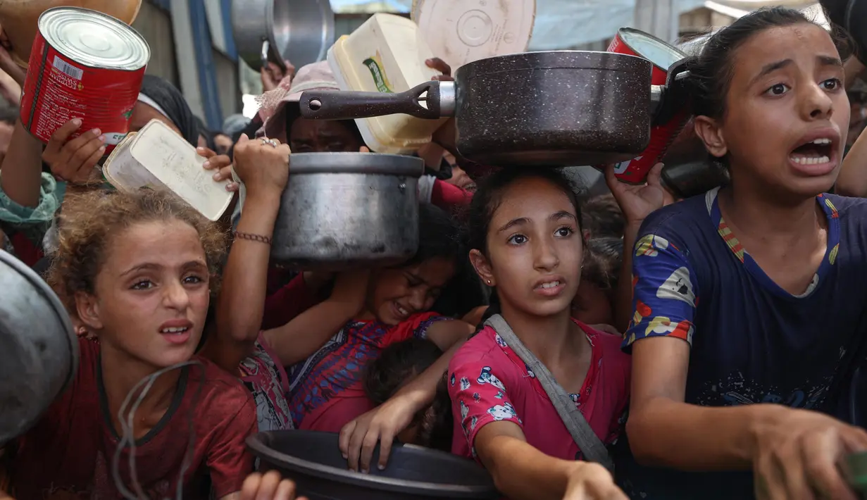 Sementara itu, otoritas kesehatan di Gaza pada Sabtu (16/8/2025) melaporkan tambahan 11 kematian, termasuk seorang anak, akibat kelaparan dan malanutrisi dalam 24 jam terakhir. Sehingga total kematian akibat kelaparan di Gaza meningkat menjadi 251 orang, termasuk 108 anak. (Eyad BABA/AFP)