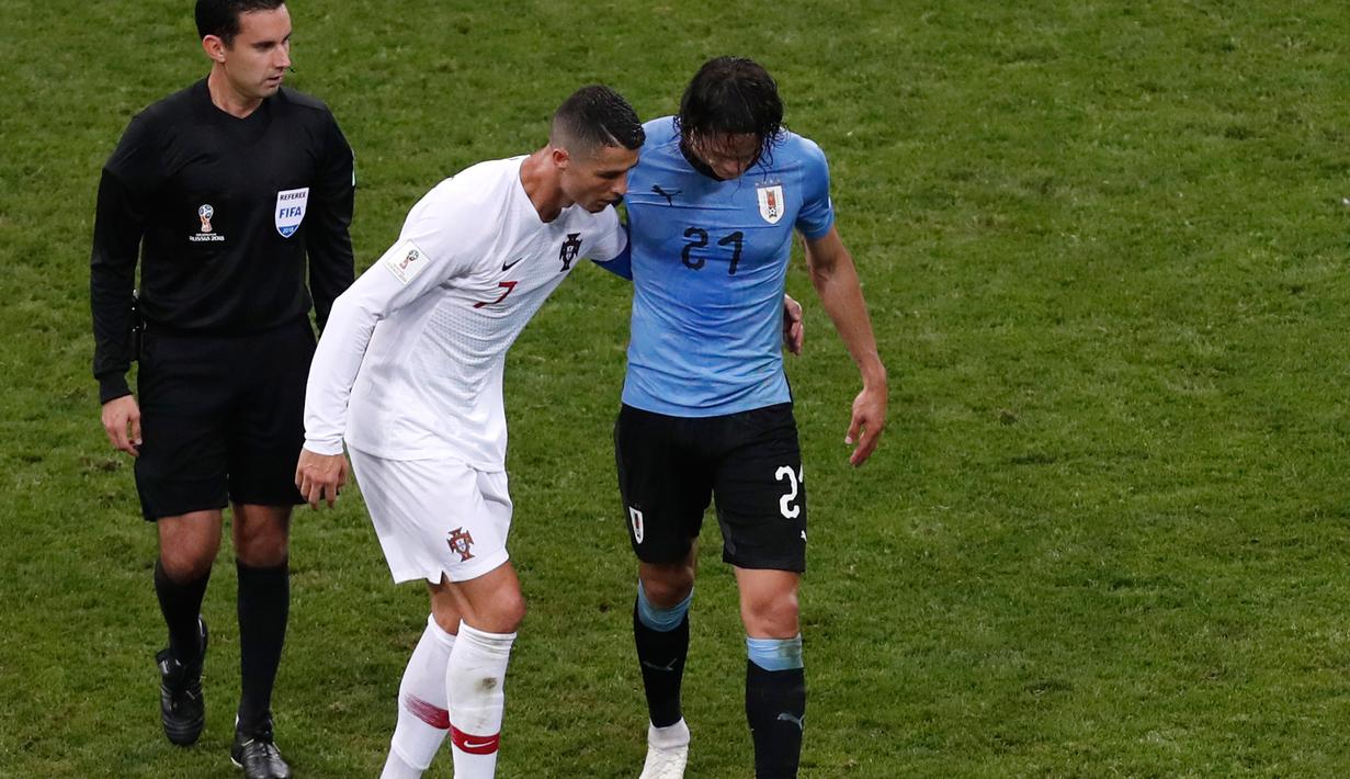 FOTO Momen Ronaldo Bantu Cavani Yang Terpincang Pincang Di Lapangan