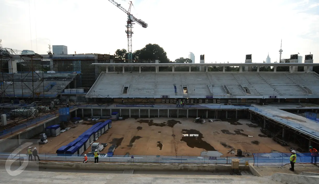 Tampilan salah satu kolam Stadion Renang Gelora Bung Karno saat dalam proses renovasi, Jakarta, Jumat (24/3). Stadion Renang GBK ditarget selesai Oktober 2017 dan akan menjadi salah satu stadion renang terbesar di Asia. (Liputan6.com/Helmi Fithriansyah)