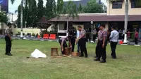 Bungkusan itu dibawa oleh pihak bandara ke Polda DIY karena pemilik bungkusan mengaku di dalamnya ada bom kepada petugas bandara.
