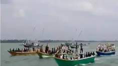Tradisi ini diwujudkan dengan melarung walasuji atau miniatur perahu nelayan.

