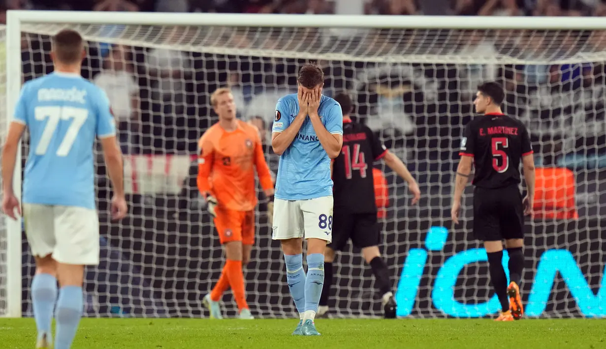 Pemain Lazio Toma Basic (tengah) bereaksi setelah gagal mencetak gol ke gawang FC Midtjylland pada pertandingan sepak bola Grup F Liga Europa di Stadion Olimpiade Roma, Italia, 27 Oktober 2022. Lazio menang 2-1 atas FC Midtjylland. (AP Photo/Alessandra Tarantino)
