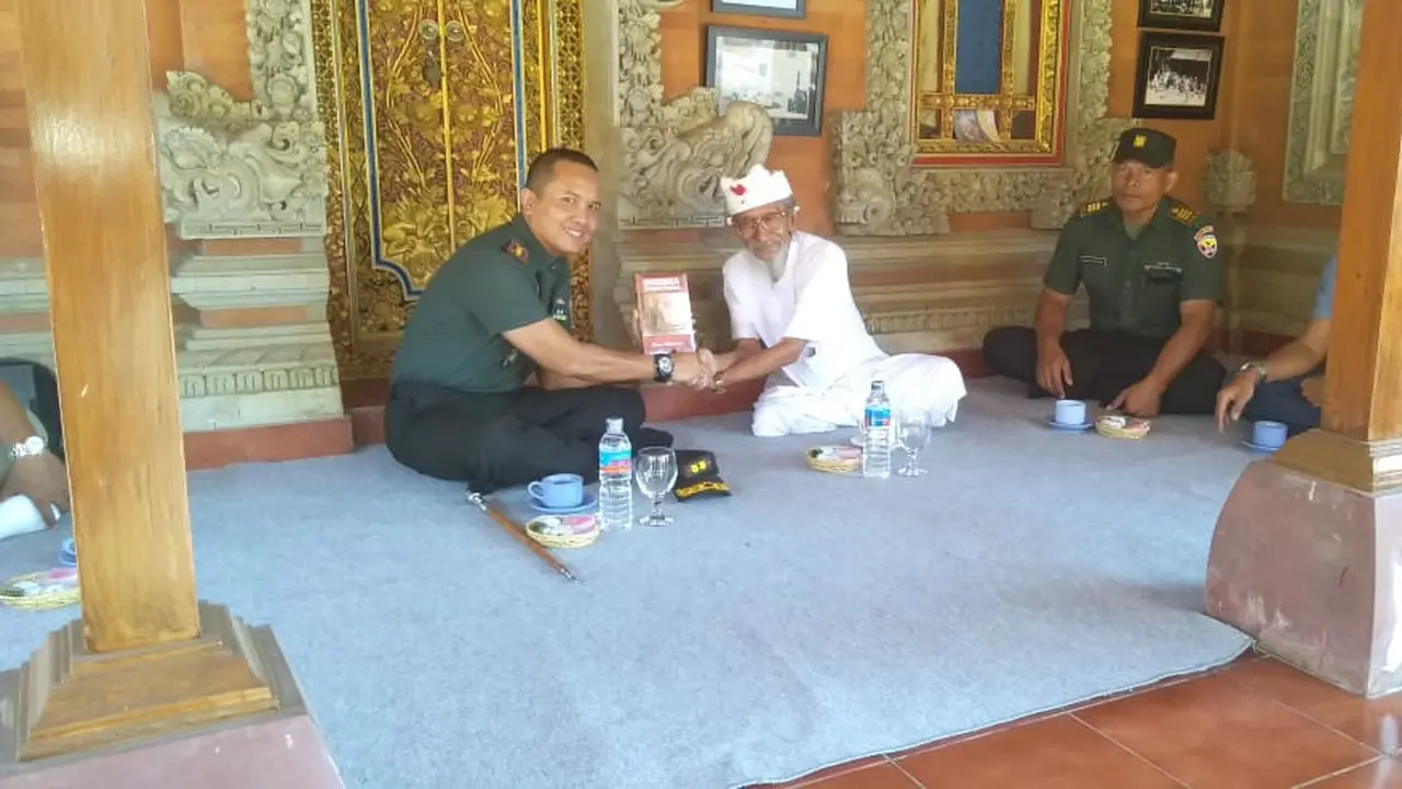 Adik pahlawan Bali Kapten Mudita, Anak Agung Gede Bagus Ardana (Baju Putih)