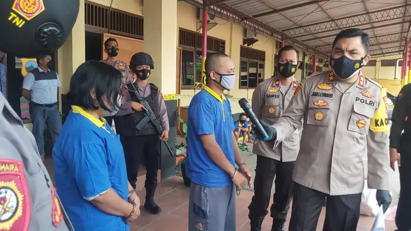 Sepasang tersangka saat dimintai keterangan pencurian emas, dalam gelas kasus di Mapolres Grobogan. (Foto: Liputan6.com/Felek Wahyu)