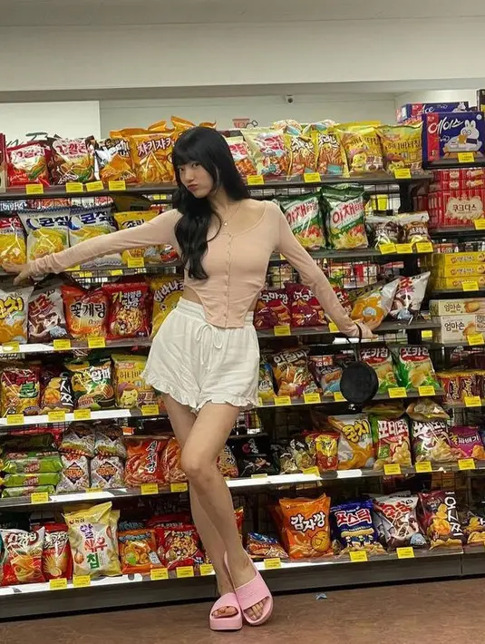 Ketika aktivitas harian, Suzy mengenakan atasan crop top pink lengan panjang dipadukan short pants putihnya.  [@skuukzky]