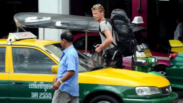 Dipuji, Sopir Taksi Kembalikan Uang Rp 102 Juta Milik Penumpang