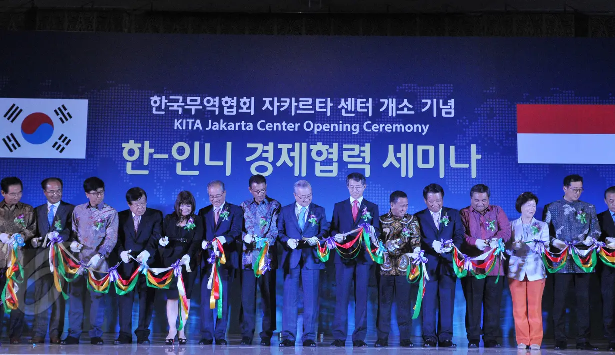 President & CEO Korea International Trade Association (KITA) Kim In Ho dan para pengusaha menggunting pita saat peresmian kantor cabang KITA di  Ritz Carlton, Jakarta, Selasa (9/6/2015). (Liputan6.com/Herman Zakharia)