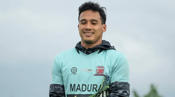 Penampilan terbaru kiper Madura United, Muhammad Ridho. (Bola.com/Aditya Wany)