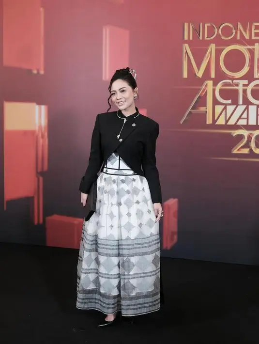 Rachel Vennya hadir mengenakan atasan janggan hitam dengan aksesori kalung panjang. Dipadukan rok high waist bermotif. [@rachelvennya]