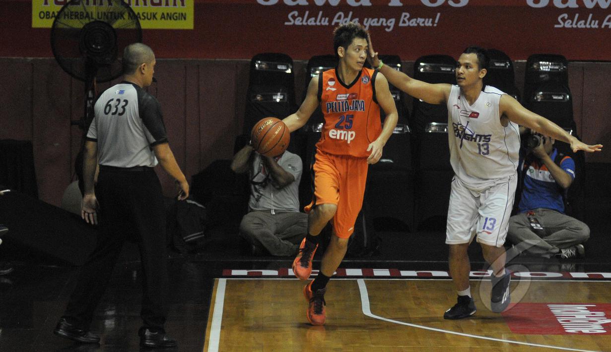 Pemain Pelita Jaya Energi-MP Jakarta, Ary Chandra mencoba melewati hadangan pebasket CLS Knights pada laga NBL Championship 2015 di Jakarta, Senin (4/5/2015). Pelita Jaya Energi-MP Jakarta unggul 55-54 atas CLS Knights. (Liputan6.com/Herman Zakharia)
