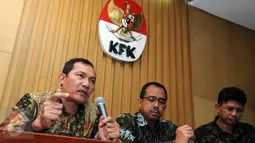 Wakil Ketua KPK, Saut Situmorang (kiri) memberikan keterangan pers mengenai Sinergi Direktorat Jenderal Bea dan Cukai dan KPK di Jakarta, (29/1). KPK dan Direktorat Jenderal Bea dan Cukai bekerja sama untuk pencegahan korupsi. (Liputan6.com/Helmi Afandi)