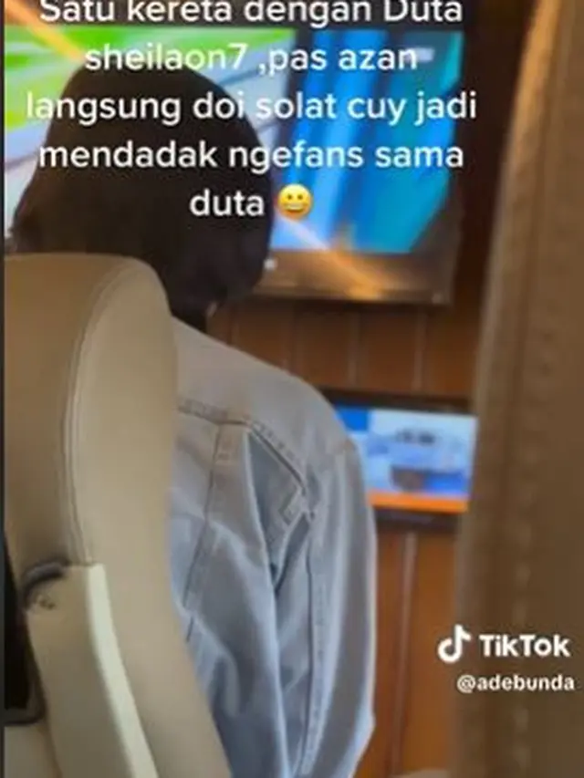 Viral Potret Duta Sheila On 7 Shalat di Kereta Usai Mendengar Azan, Banjir Pujian