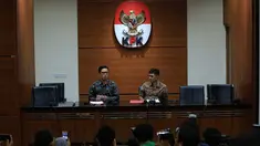 KPK menetapkan Bupati Jombang sebagai tersangka kasus suap. Sang Bupati diduga menerima sejumlah uang untuk terkait penempatan jabatan di Pemkab Jombang.