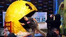 Seorang pengunjung tampak berpose dengan patung Pixel di IMAX Gandaria City, Jakarta, Rabu (29/7/2015). Film Pixels menjadi obat rindu untuk para penggemar game klasik tahun 90-an. (Liputan6.com/Panji Diksana)