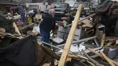 Kondisi rumah warga di kawasan Owensville usai dihantam badai, AS, Rabu (1/3). Kumpulan badai yang dikenal dengan istilah supercells itu menghantam sejumlah wilayah di AS pada Selasa 28 Februari hingga Rabu 1 Maret 2017. (AP Photo/Denny Simmons)