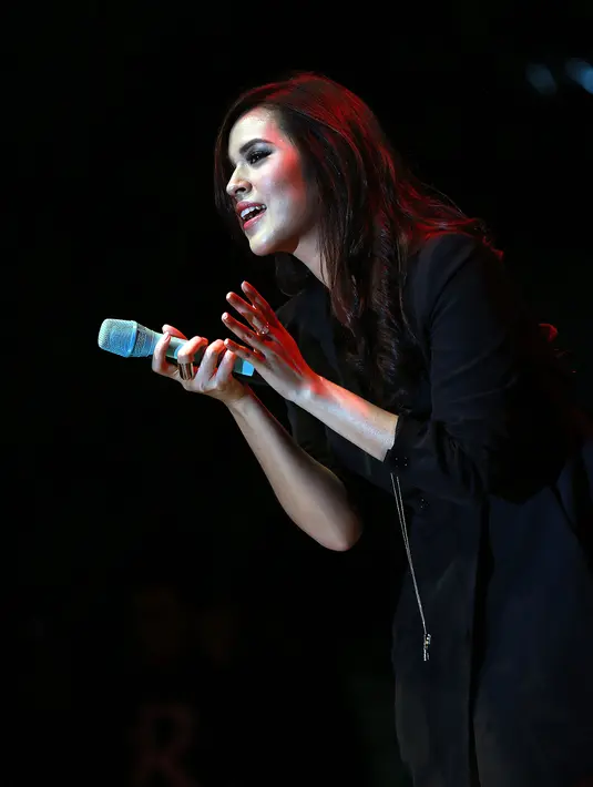 Rintik hujan Jakarta ditambah dengan lantunan manis dari Raisa menambah suasana romantis konser Tulus-Raisa yang dipromotori oleh Black Stage Music ini. (Wimbarsana/Bintang.com)