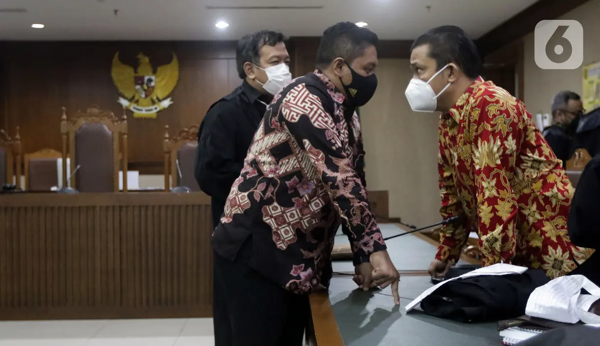 Mantan penyidik KPK, Stepanus Robin Pattuju (kedua kiri) usai sidang pembacaan putusan di Pengadilan Tipikor Jakarta, Rabu (12/1/2022). Stepanus Robin Pattuju divonis 11 tahun penjara dan denda Rp 500 juta terkait kasus suap penanganan sejumlah kasus korupsi di KPK. (Liputan6.com/Helmi Fithriansyah)