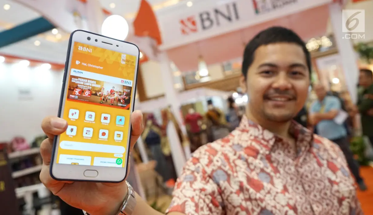 Pengunjung menunjukkan aplikasi BNI INACRAFT pada pameran kerajinan INACRAFT 2019 di Jakarta. BNI memberikan kemudahan bagi para pengunjung produk yang diinginkan, promo menarik dan lokasi tenant melalui experience digital catalogue di aplikasi BNI INACRAFT di android. (Liputan6.com/HO/Rizki)