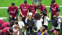 Pemain Arsenal melayani permintaan tanda tangan para fans cilik saat sesi latihan jelang hadapi PSG di final Liga Champions di Puskas Arena, Budapest, Hungaria, Jumat (29/5/2026). (AP Photo/Vadim Ghirda)