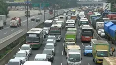 Jelang libur panjang ruas tol Jakarta-Cikampek mulai mengalami kemacetan.