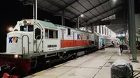 Kereta Api Blambangan Ekspres berhenti di staisun Jember sebelum diberangkatkan kembali ke  staisun tujuan akhir di Semarang (Istimewa)