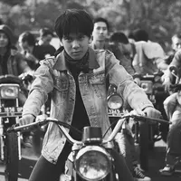 Dilan, tengah ramai dibicarakan oleh banyak wanita yang telah menyasikan film Dilan 1990. Terlebih, yang memerankannya adalah Iqbaal Ramadhan, si tampan yang memang sudah punya banyak fans sejak lama. (Instagram/iqbaal.e)