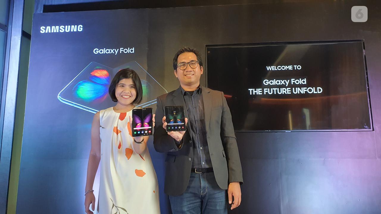 Product Marketing Manager-Premium Smartphone Samsung Electronics Indonesia Annisa Maulina dan Product Manager SEIN Taufic Furqan memegang Samsung Galaxy Fold. Liputan6.com/Agustin Setyo W.