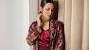 Raisa juga tampil sempurna dengan batik. Blazer dan paduan kain batik membuat impresi glamor yang nyata. (Instagram/ Raisa)