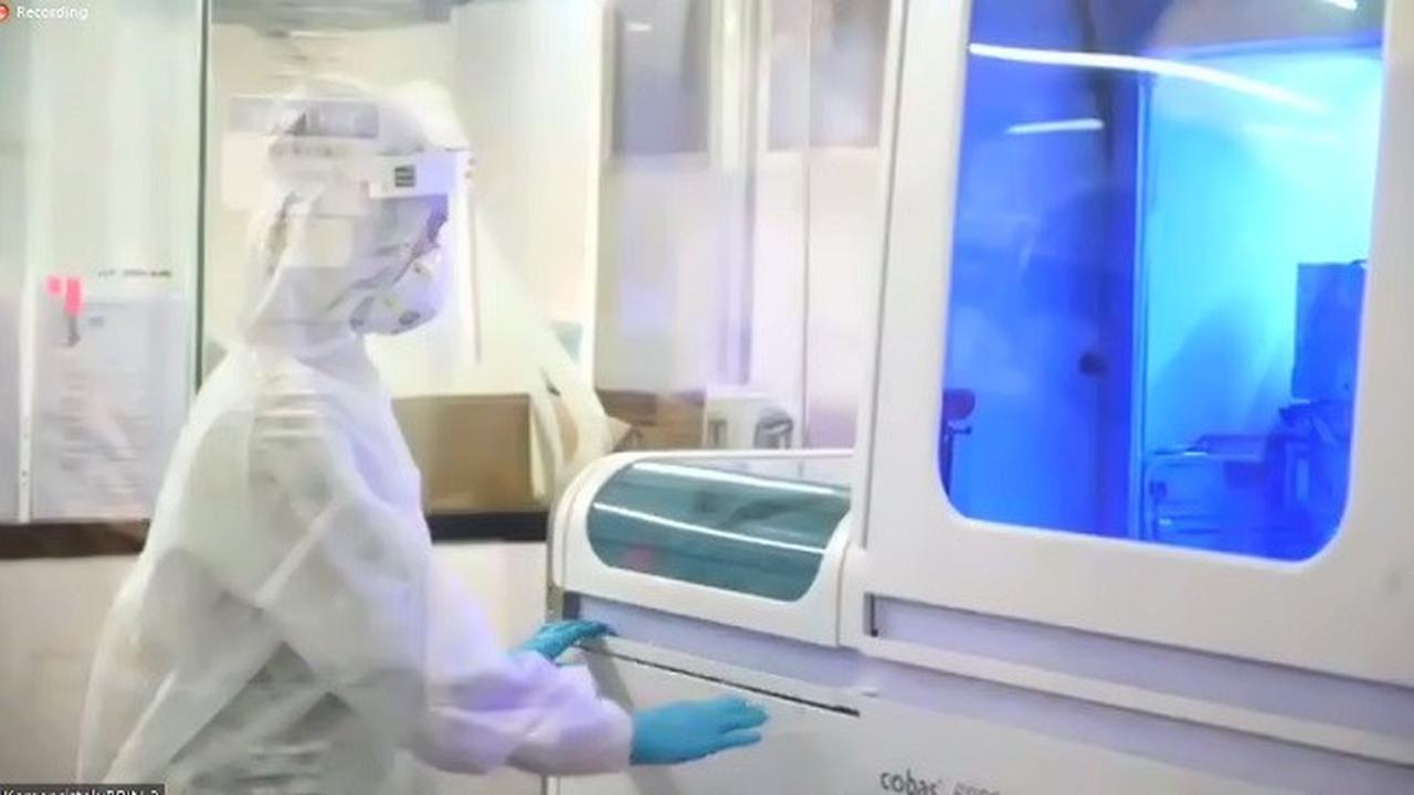 Petugas mengoperasikan mesin uji spesimen COBAS 6800 untuk memeriksa sampel COVID-19 (Tangkapan Layar konferensi pers daring LBM Eijkman)