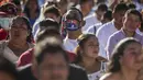 Seorang mempelai pria mengenakan masker bergambar Presiden Nikaragua Daniel Ortega saat menghadiri pernikahan massal di Managua, Nikaragua, Selasa  (14/2/2023). Acara tersebut diselenggarakan oleh stasiun radio Sandinista "La Nueva Radio Ya", dan sekitar 263 pasangan menikah di Lapangan Revolusi. (AP Photo/Inti Ocon)