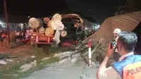 Kecelakaan Kereta Api Commuter Line Jenggala dengan truk pengangkut kayu di wilayah perlintasan Jalan Darmo Sugondo, Desa Karangkering, Kecamatan Kebomas, Kabupaten Gresik, Jawa Timur. (Foto: Liputan6.com/Dian Kurniawan)