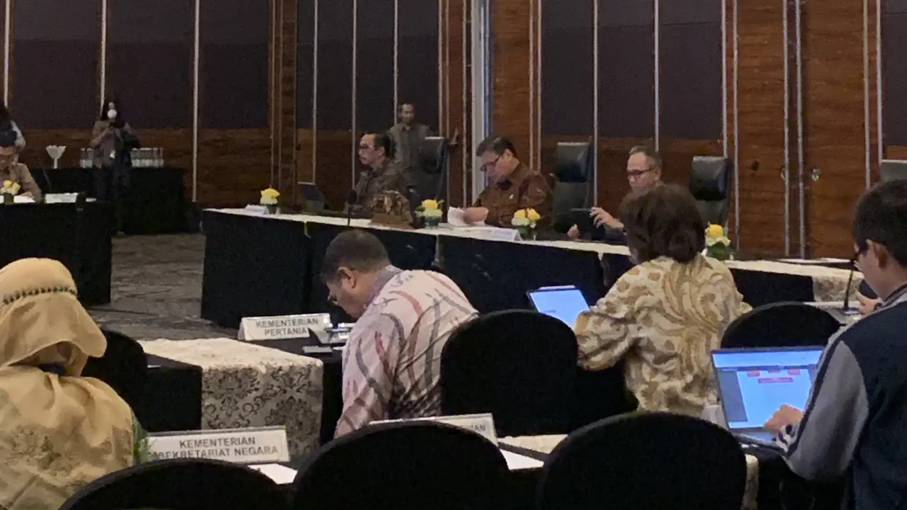 Menteri Koordinator Bidang Perekonomian Airlangga Hartarto dalam Rapat Koordinasi Dewan Nasional Keuangan Inklusif (DNKI) di Grand Ballroom Hotel Kempinski Jakarta, Jumat (22/3/2024). (Tasha/Liputan6.com)