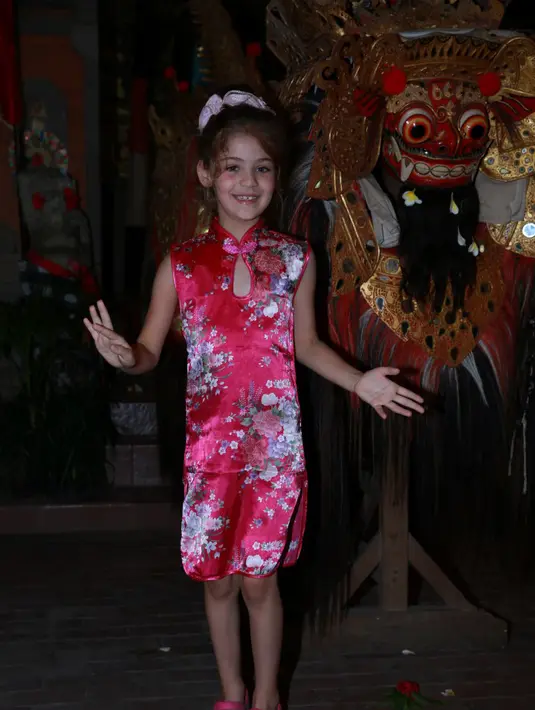 Saat berada di Tari Barong, Isabella dan para pemain Elif benar-benar menikmati tarian yang disuguhkan. (Deki Prayoga/Bintang.com)