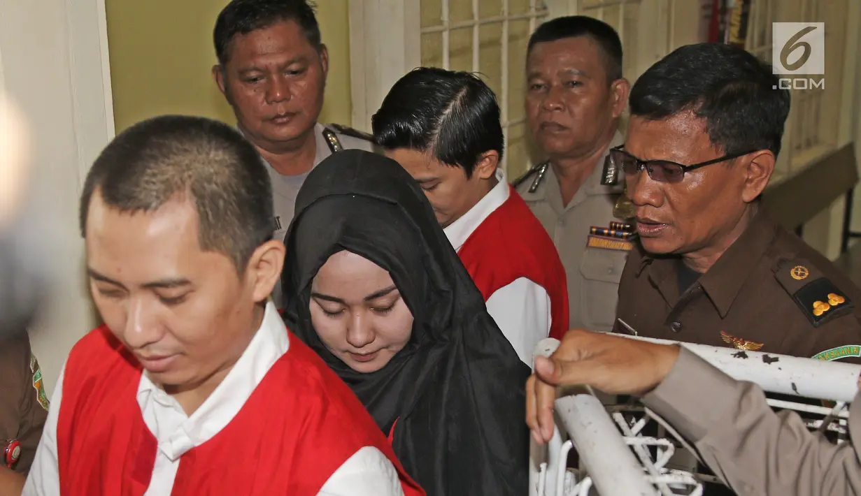 Tiga terdakwa kasus dugaan penipuan dan penggelapan umrah First Travel menuju ruang sidang di PN Kota Depok, Senin (12/3). Keempat saksi merupakan calon jemaah yang menjadi korban penipuan dan penggelapan. (Liputan6.com/Herman Zakharia)